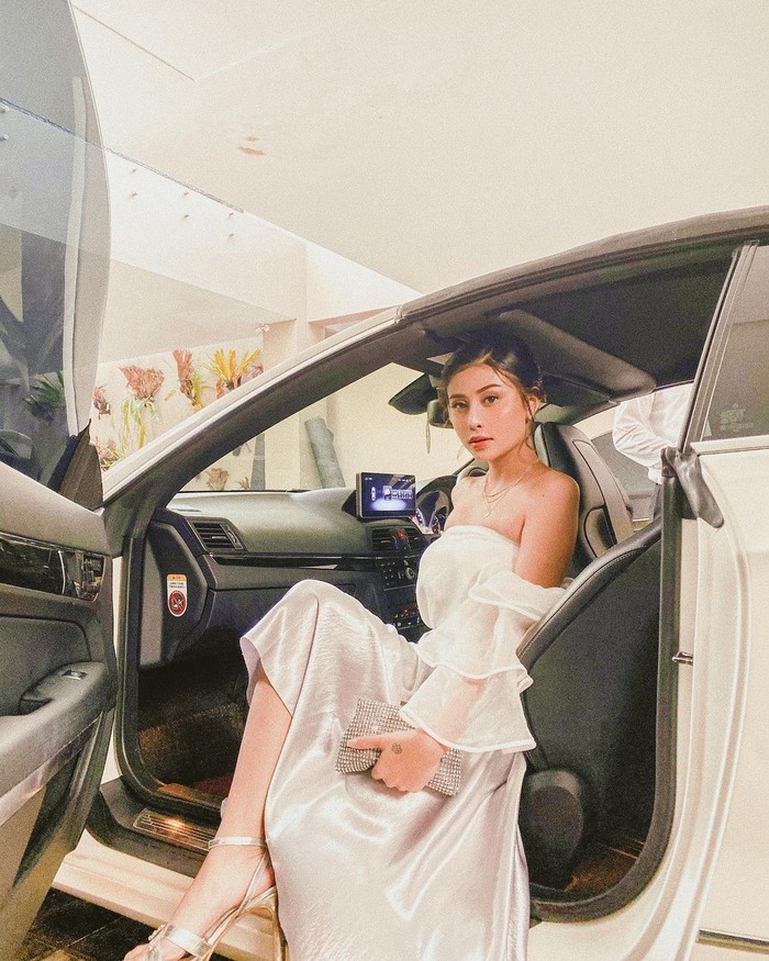 Enggak melulu kebaya, kamu juga bisa terlihat anggun saat memakai dress sebagai inspirasi outfit kondangan. Memakai off-shoulder dress putih dipadu dengan rok satin warna senada jadi pilihan tepat untuk tampil menawan (Foto: www.instagram.com/awkarin/).