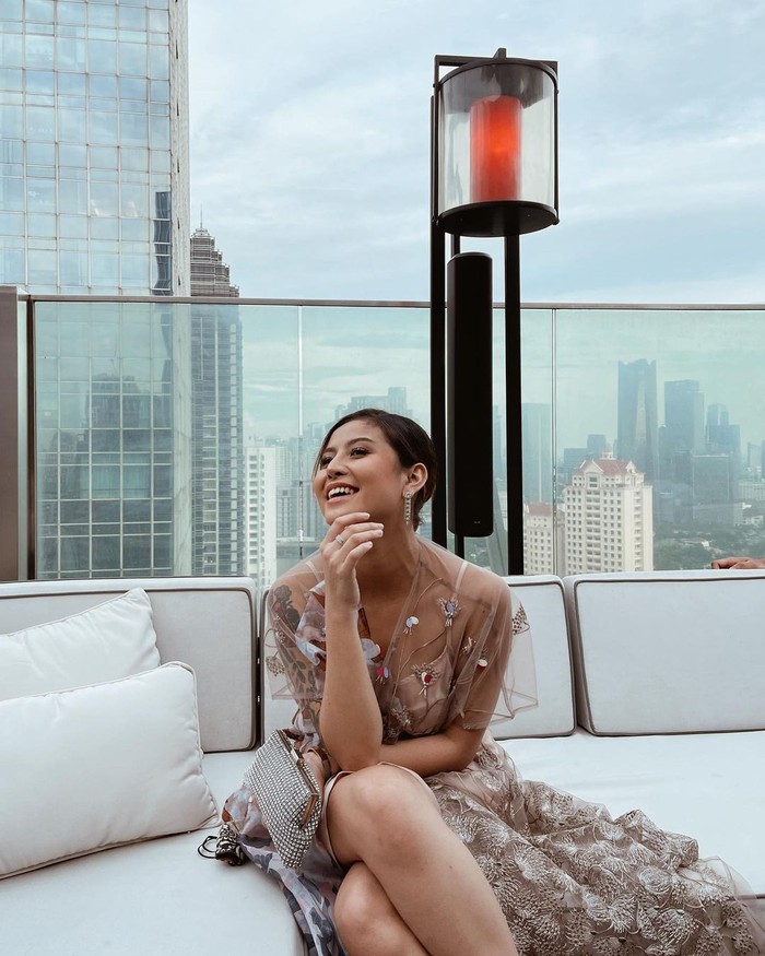 Tampil dengan nuansa kebaya earth tone ala Awkarin bisa membuat kamu terlihat lebih elegan dan memesona, Ladies. Kamu bisa memadukan kebaya tunik warna earth tone dengan inner wear berupa bodycon satin berwarna senada (Foto: www.instagram.com/awkarin/).