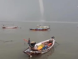Angin Puting Beliung Muncul di Tengah Laut Perairan Kenjeran Surabaya