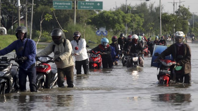 Tidak sedikit pengguna sepeda motor yang tetap nekat menerobos banjir hingga menyebabkan motor mengalami malfungsi atau bahkan mati mesin.