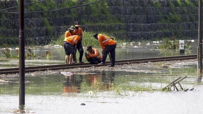 Kabid Pencegahan dan Kesiapsiagaan BPBD Grobogan Masrikan di Grobogan, Selasa, membenarkan jalur KA Semarang-Surabaya tergenang banjir.