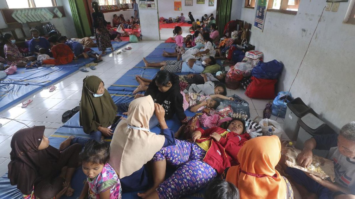 FOTO: Pengungsi Tanah Longsor Nganjuk Reaktif Covid-19