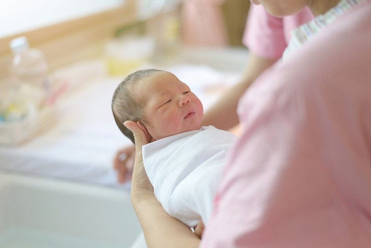 Ada informasi mengenai berapa lama bayi tidur, bagaimana merawat tali pusat, memandikan bayi, pakaian bayi sampai cara membersihkan kemaluan bayi yang benar