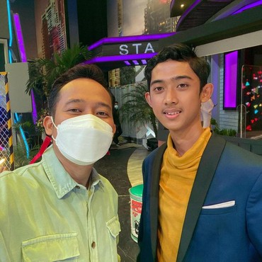 Foto Bareng Denny Cagur, Kembaran Arya Saloka Jadi Sorotan
