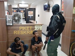 Panik Dikepung Polisi, Pencuri Sepeda di Depok Sembunyi di Balik Mobil