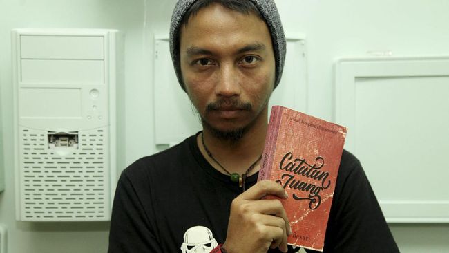 Peringati Hari Buku Nasional, Fiersa menyebut salah satu buku koleksi spesialnya berjudul Rumah Kertas karangan Carlos María Domínguez.