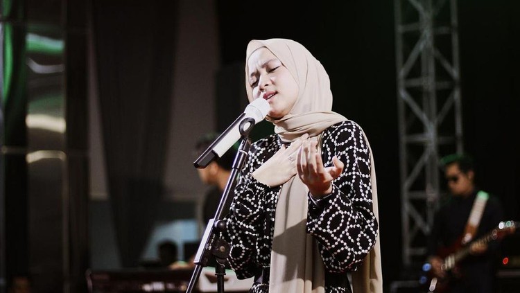 Gaya hijab Nissa Sabyan.