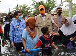 Jawa Tengah Dilanda Banjir, Ganjar: Salahkan Gubernur
