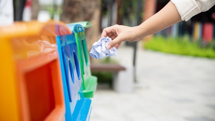 Ilustrasi Daur Ulang Closeup portrait woman hand throwing crumpled paper in recycling bin.