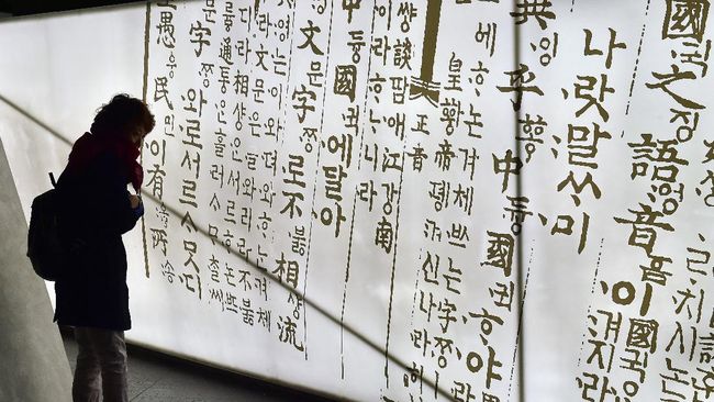 Oxford English Dictionary (OED) memasukkan lebih dari 20 kata dari bahasa Korea ke dalam kamus bahasa Inggris populer tersebut.