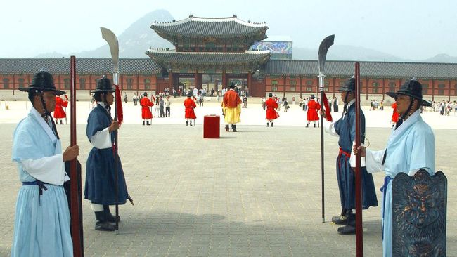 Joseon menjadi dinasti yang paling sering diadaptasi dalam pembuatan drama dan film Korea Selatan, yang terbaru adalah Mr. Queen.