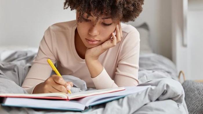 Kalau Lagi Stres, Journaling Bisa Kasih Kamu 5 Manfaat Tak Terduga Ini Lho! Kalau Lagi Stres, Journaling Bisa Kasih Kamu 5 Manfaat Tak Terduga Ini Lho!