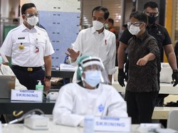 Kata Pakar soal Gestur Jokowi-Anies Saat Tinjau Vaksinasi Tanah Abang
