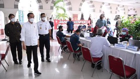Jokowi Ikut Pantau Vaksinasi 'Hanoman' Saat Kunker di Bali