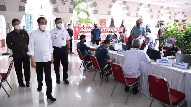 Jokowi berharap pencabutan PPKM akhir tahun lalu memicu optimisme di Pasar Tanah Abang, Pasar Makassar, hingga Pasar Turi.