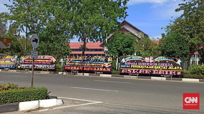 Sejumlah karangan bunga menyindir kerja Pemprov Aceh berjejer di kantor Gubernur Aceh usai daerah itu ditetapkan sebagai provinsi termiskin di Pulau Sumatera.