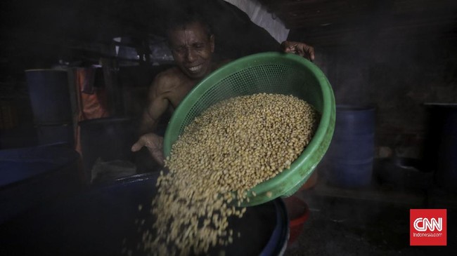 Kemendag menjamin stok kedelai untuk Lebaran mencukupi kebutuhan industri perajin tahu dan tempe, meski harga kacang kedelai di pasar global mendaki.