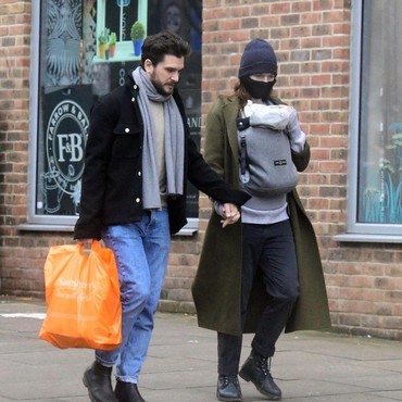 Selamat! Kit Harington dan Rose Leslie Dikaruniai Anak Laki-laki