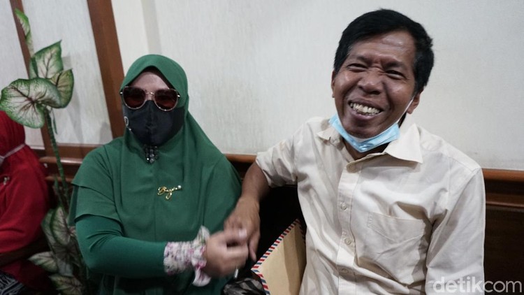 Artis komedi Kiwil bersama Rohimah saat menghadiri sidang cerai dengan agenda keterangan saksi di Pengadilan Agama Jakarta Selatan, Jakarta, Rabu, (17/2/2021).