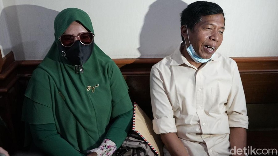 Artis komedi Kiwil bersama Rohimah saat menghadiri sidang cerai dengan agenda keterangan saksi di Pengadilan Agama Jakarta Selatan, Jakarta, Rabu, (17/2/2021).