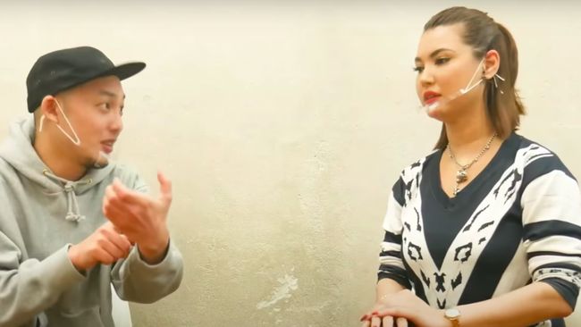 Mantan aktris film porno asal Jepang, Maria Ozawa, berkeringat ketika menyapa fan Indonesia melalui telepon video.