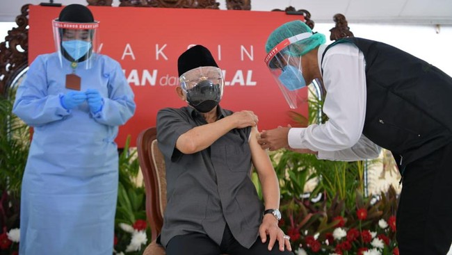Wapres Ma'ruf Amin lantas mengajak semua masyarakat kategori lanjut usia tak takut disuntik vaksin virus corona.