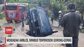 VIDEO: Mendadak Ambles, Minibus Terperosok Gorong-gorong
