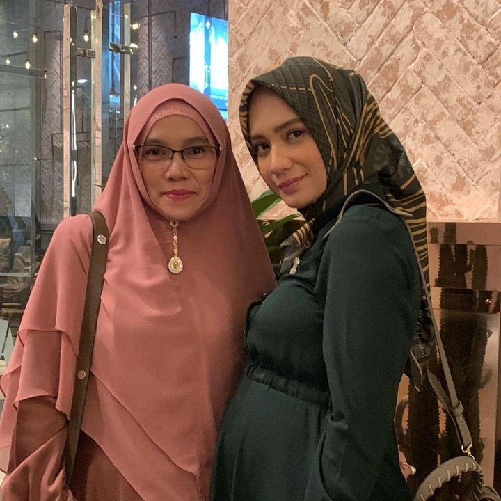 <p>Yang menarik perhatian, walau Milasari Akman sudah berstatus nenek, wanita tersebut masih terlihat awet muda lho, Bunda.  (Foto: Instagram @akmanmilasari)</p>