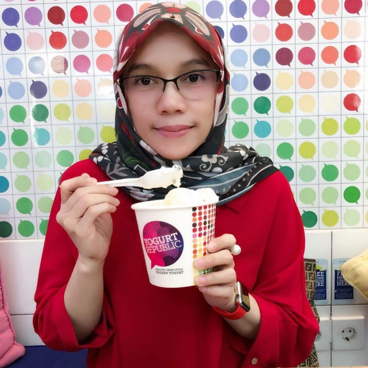 <p>Ibu mertua Arya Saloka, Milasari Akmanm memang jarang tersorot kamera. Meski begitu, ia cukup aktif menggunakan media sosial Instagram. (Foto: Instagram @akmanmilasari)</p>