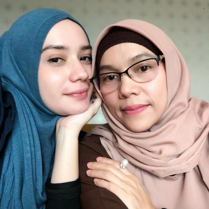 <p>Saking terlihat muda, tak jarang followers Instagram menyebut Milasari Akman bak kakak adik dengan anaknya, Putri Anne. "Bagaikan adik dan kakak masyaallaah cuaantiknya," komentar salah satu netizen. (Foto: Instagram @akmanmilasari)</p>