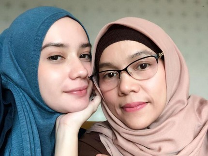 5 Potret Awet Muda Mertua Arya Saloka & Anak, Sering Disebut Adik Kakak