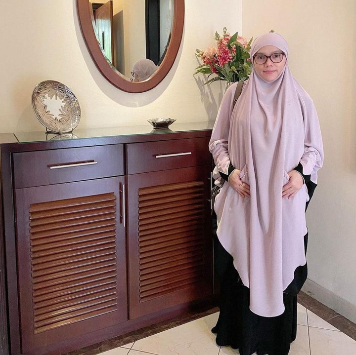 <p>Bagaimana, Bun? Milasari Akman benar-benar terlihat awet muda dan tampak seperti kakak Putri Anne, kan? (Foto: Instagram @akmanmilasari)</p>
