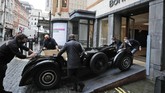 FOTO: Bugatti 57S 1937, Mobil Lawas Bernilai hingga Rp119 M Bugatti 57S produksi 1937, yang cuma ada 42 unit di seluruh dunia, diharapkan memecahkan rekor lelang mobil langka di Bonhams, Inggris, hari ini.