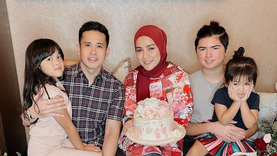 Olla Ramlan dan keluarga Olla Ramlan dan keluarga