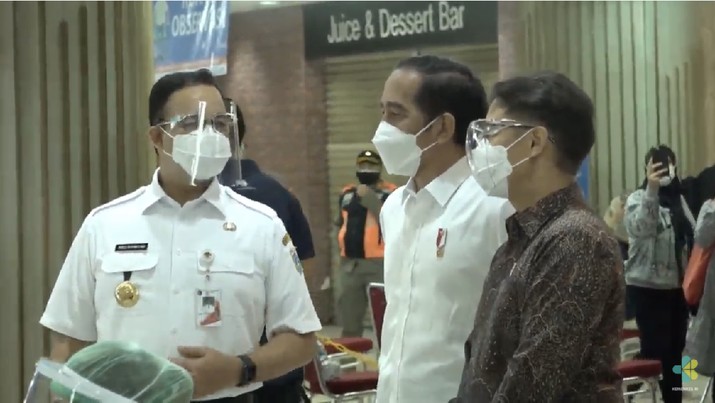 Pelaksanaan Vaksinasi COVID-19 Bagi Petugas Pelayanan Publik/Youtube : Kementerian Kesehatan RI Pelaksanaan Vaksinasi COVID-19 Bagi Petugas Pelayanan Publik/Youtube : Kementerian Kesehatan RI