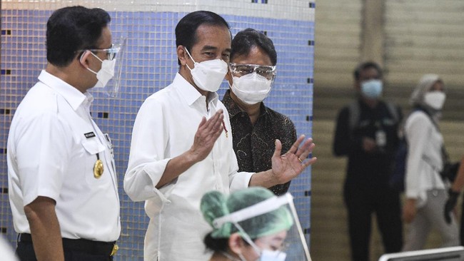 Presiden Jokowi memperluas PPKM Mikro ke tiga provinsi selain Jawa dan Bali karena menilai hal tersebut sukses menurunkan penularan Covid-19.