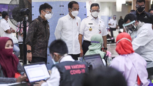 Kasus Covid-19 di Indonesia terus meningkat. Pemerintah pun menambah utang Rp7,18 triliun. Sementara ketersediaan tempat tidur di RS semakin menipis.