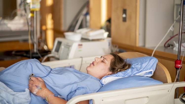 Proses Melahirkan Young Pregnant woman getting ready for Natural Childbirth while lying in her hospital bed