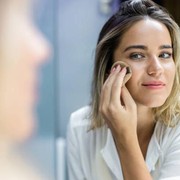 Rekomendasi Bedak Tabur yang Cocok untuk Kulit Kering