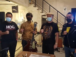 Raffi Ahmad Kalah, Ini Pemenang Lelang Gitar Rian DMASIV Senilai Rp 200 Juta