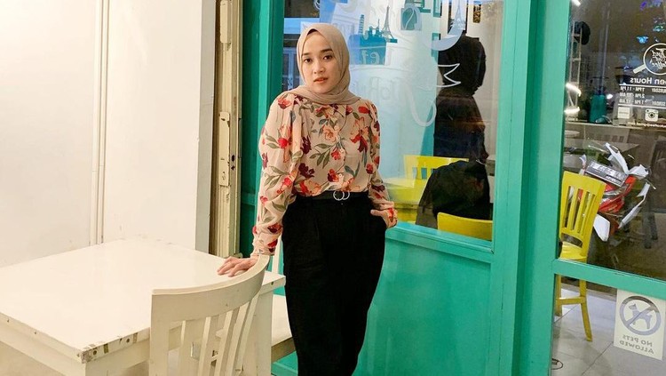 Ririe Fairus Saat Beri Kue Ultah untuk Ayus Sabyan hingga Santai di Kafe Ririe Fairus Saat Beri Kue Ultah untuk Ayus Sabyan hingga Santai di Kafe