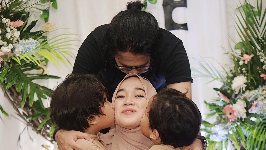 Ririe Fairus Saat Beri Kue Ultah untuk Ayus Sabyan hingga Santai di Kafe