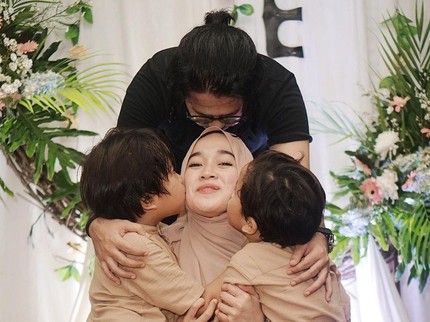 Viral Video Manis Ayus Sabyan dan Eks Istri yang Tetap Akur saat Antar Anak