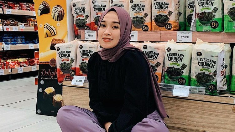 Ririe Fairus Saat Beri Kue Ultah untuk Ayus Sabyan hingga Santai di Kafe