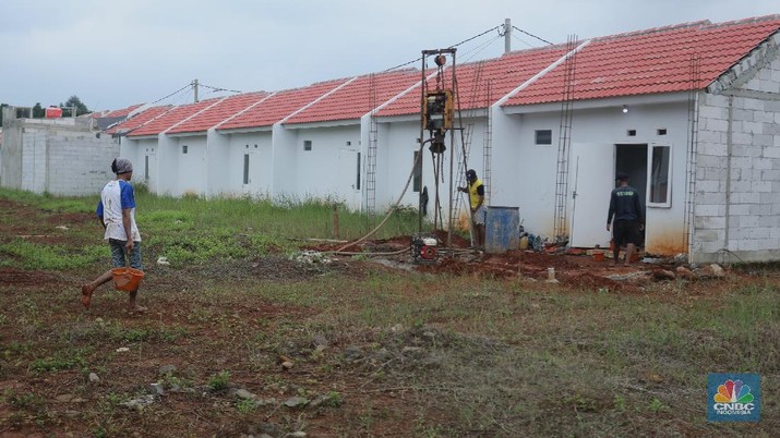 Suasana proyek pembangunan perumahan di Depok, Jawa Barat, Rabu (17/2/2021). Harga hunian rumah masih menunjukkan kenaikan pada kuartal IV-2020 namun laju kenaikan melambat. (CNBC Indonesia/Tri Susilo)