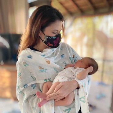 Foto Gendong Bayi, Tamara Bleszynski Bikin Netizen Heboh