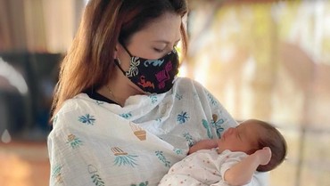 Foto Gendong Bayi, Tamara Bleszynski Bikin Netizen Heboh