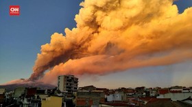 VIDEO: Penampakan Gunung Etna yang Meletus di Italia