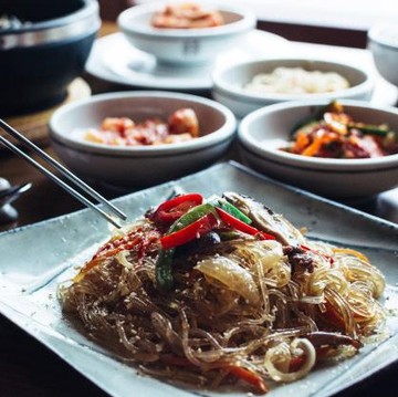 Tidak Asal Melahap, Orang Korea Punya Etika Makan Sendiri, Lho!