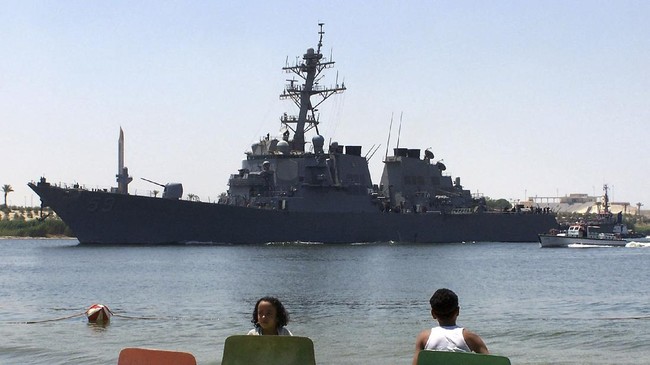Sebuah kapal perang Angkatan Laut Amerika Serikat, USS Russell berlayar di Kepulauan Spartly yang diklaim China di Laut China Selatan.